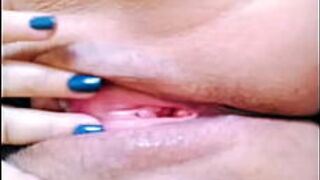 Young girl rubbing her pussy until it drips - porn video