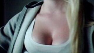 Amateur blonde on cam - porn video