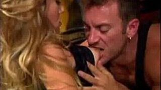 Body Builder man fucking hottie - porn video